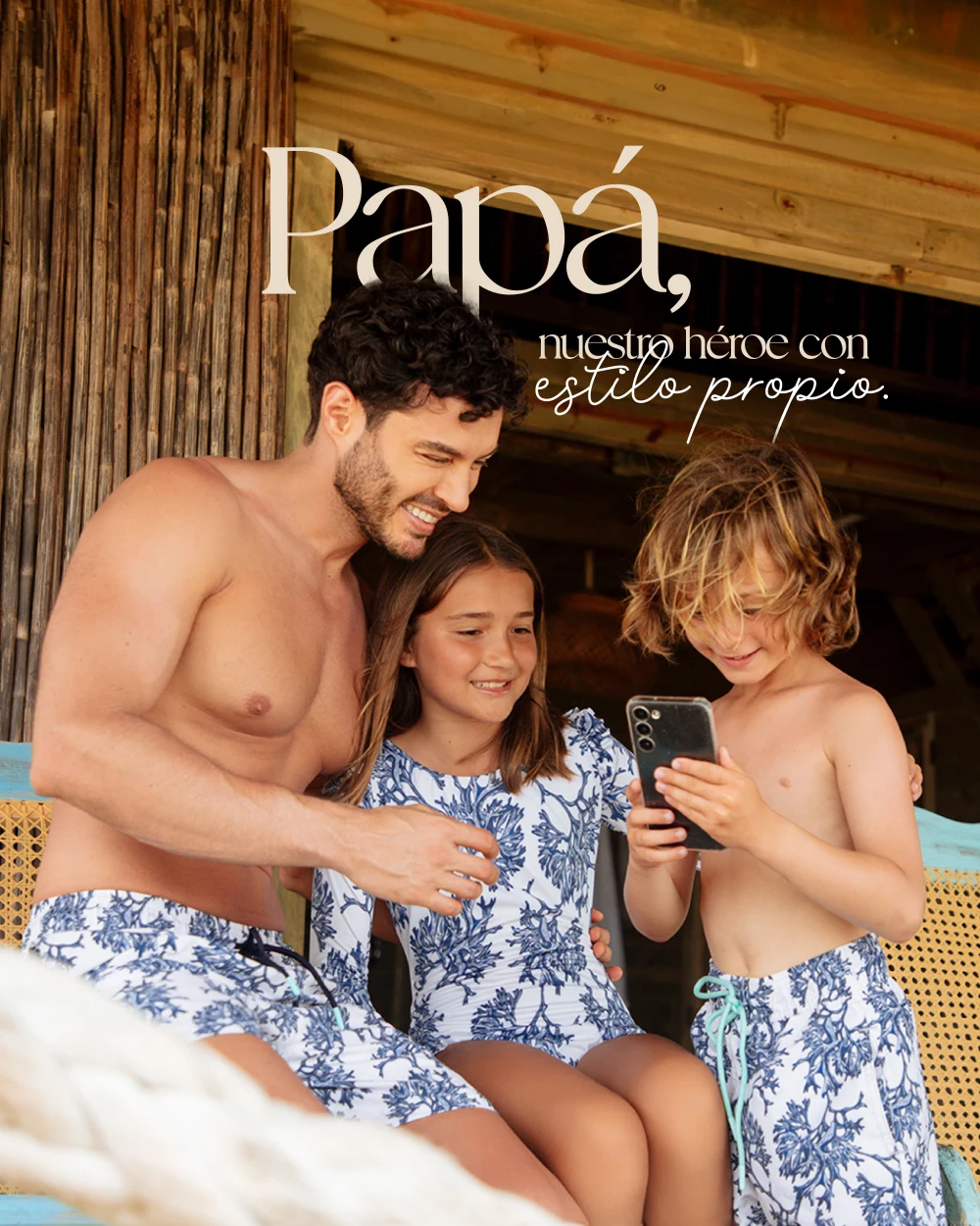 Campaña de Aguamaría: un padre y sus hijos con trajes de baño coordinados.
